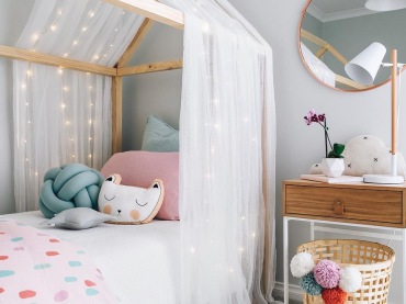 Łóżko w pokoju dziecięcym ma naturalną i oryginalną formę. Drewniana konstrukcja przypomina kształtem domek. Biała...