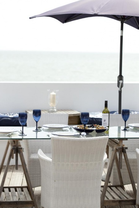 Dekoracja stołu na tarasie w biało - niebieskim kolorze