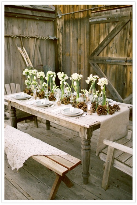 Szyszki,  białe kwiaty  bawełniane obrusy na stole