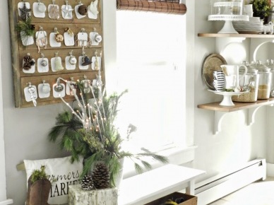 Adwentowy kalendarz,bambusowe roletty na oknie,drewniane półki z porcelaną w wiejskiej rustykalnbej kuchni w białym kolorze (27560)