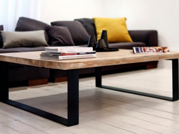 Drewniany stolik na czarnych nogach w salonie stanowi bardzo wyrazisty i idealnie dopasowany element wystroju. Łączy w...