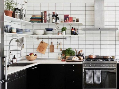 Biała glazurowane płytki na scianie w kuchni z czarnymi szafkami w skandynawskiej kuchni (27442)