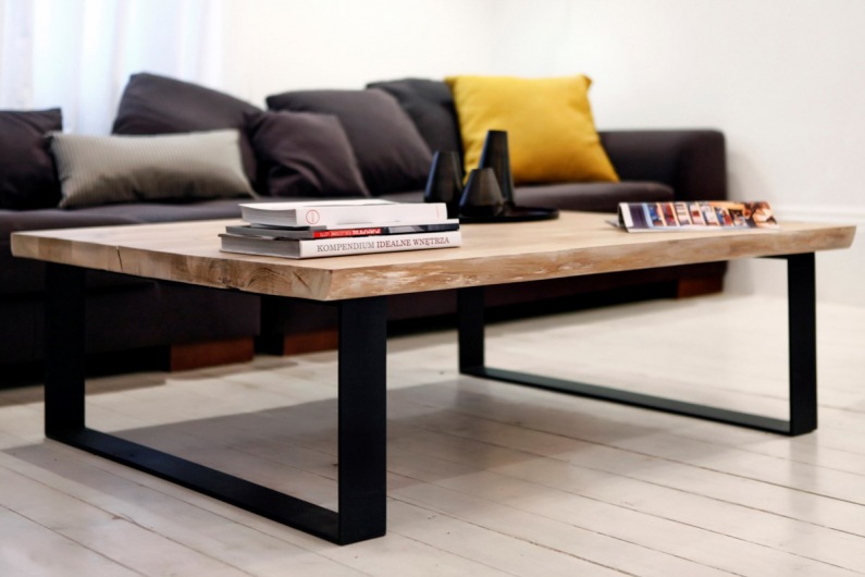 Drewniany stolik na czarnych nogach w salonie stanowi bardzo wyrazisty i idealnie dopasowany element wystroju. Łączy w...