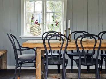 Szare ściany jadalni stanowią bardzo subtelne tło, na którym pięknie wyróżnia się centralny punkt tej części wnętrza, czyli stół z krzesłami. Jego drewniana, nieco surowa postać przywodzi na myśl rustykalne...