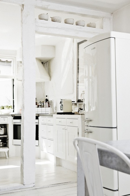 Wiejska kuchnia w bieli w skandynawskim stylu