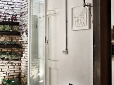 urokliwy, choć ciemny, mały apartament w Rzymie - światło doskonale pracuje w tym małym lofcie. doskonały ;pomysł na ukryty  za szkłem ogródek - super...