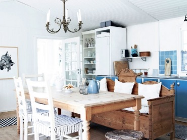 dom na wakacje - prosty, schludny i z czarująca, prawdziwą kuchnią. Niebieskie meble kuchenne ciepło komponują się z...