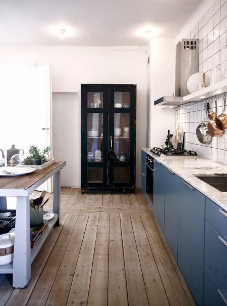 Drewniana podłoga w kuchni zamiast płytek