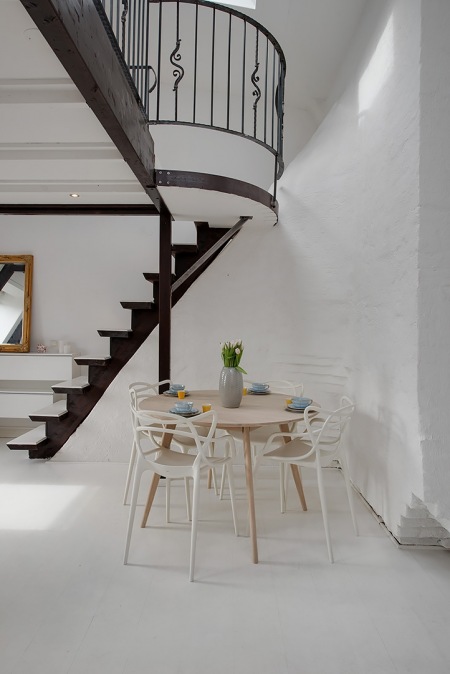 Pomysłowe schody na antresolę w małym mieszkaniu