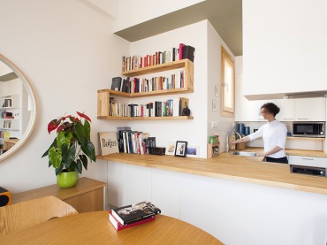pomysł a na otwartą kuchnię z salonem w małym mieszkaniu - estetyczny, nowoczesny, z domieszką drewna