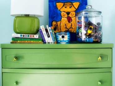 Wszystkie elementy wyposażenia w pokoju dziecięcym dobrano kolorystycznie do naturalnej barwy zieleni oraz dominującego...