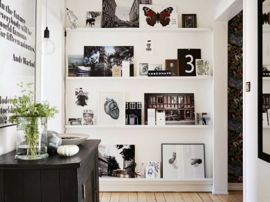 Wąskie białe półki na ścianie,czarno-białe fotografie i grafiki nowoczesne,czarna komoda,plakat Warhola (25793)