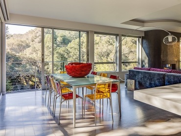 nowoczesny, modernistyczny dom, który rzeka prostota i łagodnością w zespoleniu szarości z barwami pomarańczy i fiolet....