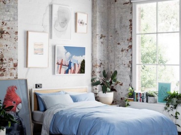 W sypialni zdjęcie i obraz z naturalnymi motywami świetnie oddają kojący charakter strefy do spania. Podobnie jak...