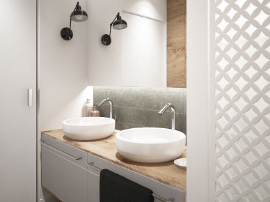 Czarne kinkiety na bocznych scianach we wnęce łazienki z szarymi szafkami z drewnianym blatem i owkragłymi umywalkami  i lustrzaną ścianą (26027)