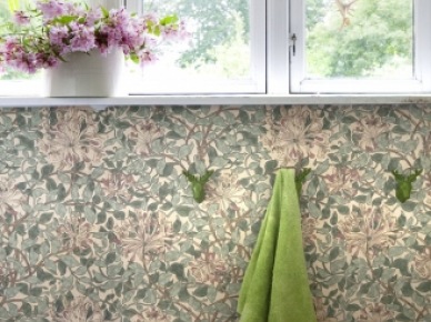 Zielone wieszaczki i ręczniki w aranżacji łazienki z kwiecista tapetą w pastelowych kolorach (22796)