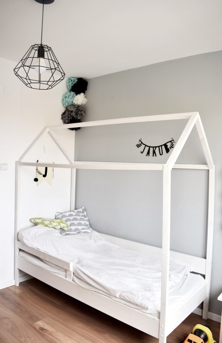Łóżko w kształcie domku w pokoju dziecięcym