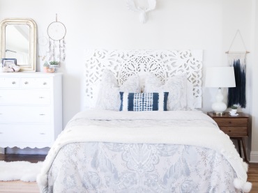 Ta jasna sypialnia nabrała swoodnego charakteru dzięki połączeniu różnych deseni. Na przykryciu na łóżko błękitne,...