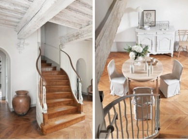 Bielone drewniane belki i dywanowe schody we wnętrzu (23442)