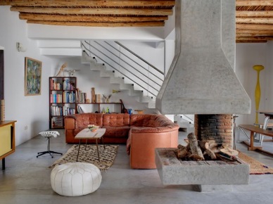 oryginalny pomysł na betonowy kominek na środku salon - to marokański salon w nowoczesnym...