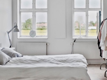 Drewniane biale belki w białej sypialni z piękną podłogą z desek (24634)