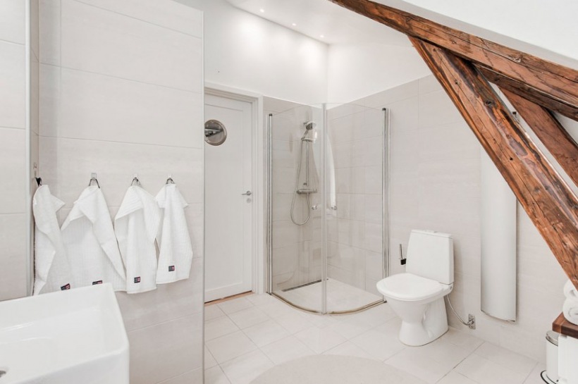 Biała łazienka z drewnianymi belkami