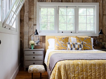 W sypialni na poddaszu dominuje drewno. Na środku dość wąskiego pomieszczenia ustawiono łóżko, które zdobi żółta...