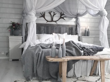 Ciemne poroże nad łóżkiem i biały tiulowy baldachim przeciwstawiają się sobie pod względem stylu. Tworzą w ten sposób niesamowity charakter sypialni, oparty na kontrastach i...