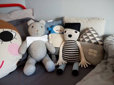 Aranżacja łóżka w pokoju dziecięcym jest bardzo wesoła. Panuje tu przytulna atmosfera dzięki zastosowaniu ulubionych...