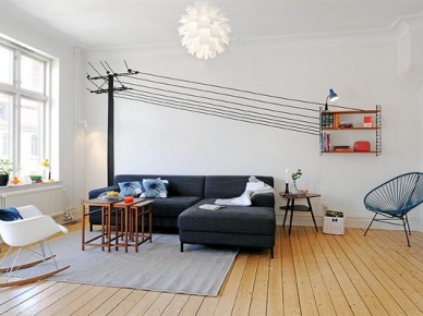 ciekawa, skandynawska aranżacja mieszkania  z czarno-białymi naklejkami na ścianie. przykład, jak łączyć modne tapety i naklejki z innymi dekoracjami we...