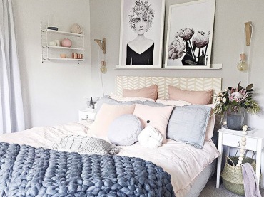 Sypialnia urzeka połączeniem pastelowych barw oraz doborem oryginalnych dekoracji. Nad łóżkiem zawieszono wąską białą...