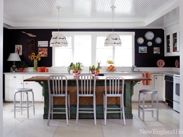duży , amerykański dom nad oceanem - przykład komfortu,połączenia kontrastowych barw: bieli, czerni i...