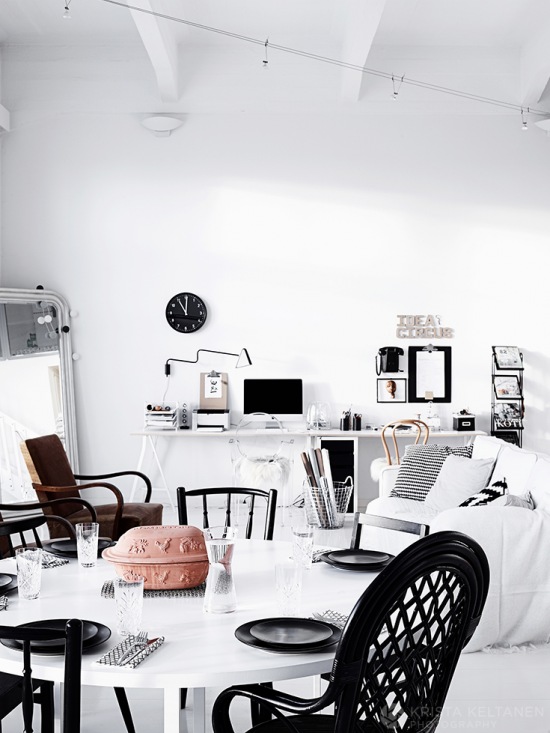 Aranżacja białego salonu z jadalnią i domowym gabinetem