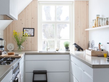 Skandynawska minimalistyczna kuchnia z drewnianymi deskami na ścianie (21777)