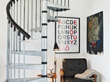 Metalowe kręcone schody w dwupoziomowym mieszkaniu (23180)