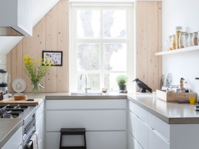 Skandynawska minimalistyczna kuchnia z drewnianymi deskami na ścianie (21777)