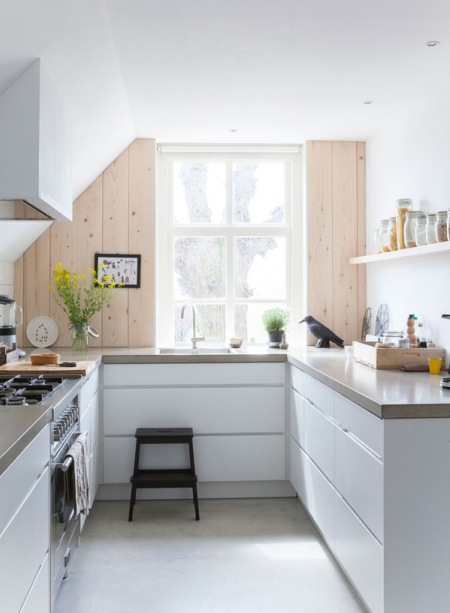 Skandynawska minimalistyczna kuchnia z drewnianymi deskami na ścianie
