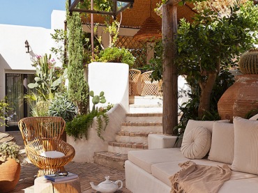 JEAN LOUIS DENIOT  - projektant, który latem zamieszkuje na Capri, gdzie posiada piekny dom. Dom doskonale łączy śródziemnomorską tradycję z nowoczesnym designem. Mnie zaciekawił taras z pięknymi meblami - to dla mnie doskonała aranżacja , która zachęca i do pracy, i do...