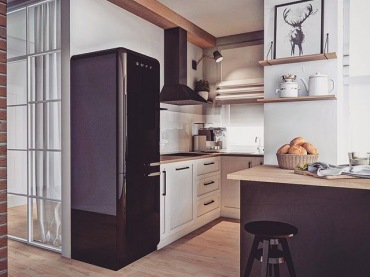 Jednym z najbardziej wyrazistych elementów wyposażenia w małej kuchni jest czarna lodówka marki SMEG. Charakterystyczny...