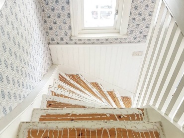 Klatkę schodową zaaranżowano w bardzo oryginalny sposób. Ściany zdobi wzorzysta tapeta, która mocno dynamizuje tę...