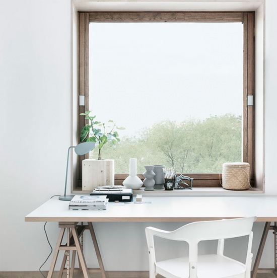 Drewniany stolik do pracy przy oknie