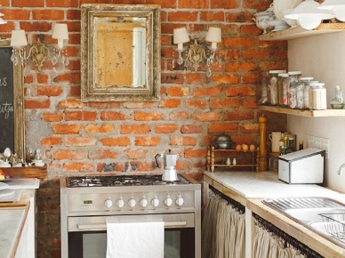 rustykalna kuchnia z francuskimi dekoracjami, ale najważniejsza jest tutaj ściana z cegły, która nadaje jej domowego, starego...