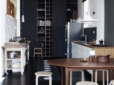 przykład eleganckiej, szarej kuchni w minimalistycznym, nowoczesnym wystroju