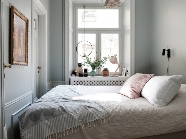 Romantyczną aranżację małej sypialni podkreślają subtelne, pastelowe kolory oraz taki efektowny dodatek jak obraz w...