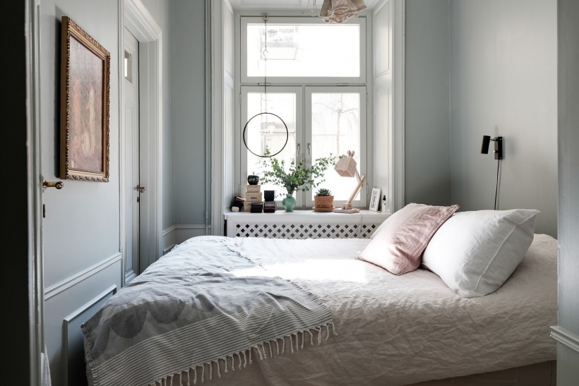 Aranżacja bardzo małej sypialni w pastelowych kolorach