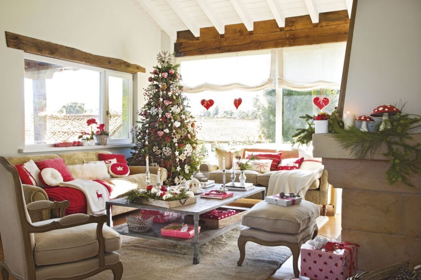 Czerwone dekoracje świąteczne na choince i w salonie
