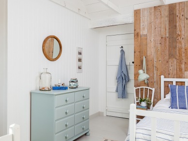 Przytulna biała sypialnia z drewnianymi dodatkami (53327)