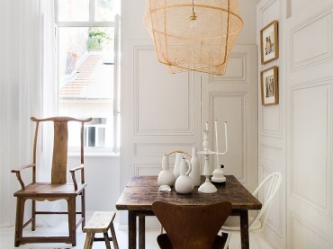 Ażurowa lampa nad stołem vintage w białej skandynawskiej  jadalni (21158)