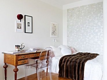 wyjątkowe małe mieszkanie w mieszanym stylu w Skandynawii - uroczy mix skandynawskiego stylu i klasyki. Stylowe biurko, stylowe angielskie, pikowane kanapy ze skóry prezentują się w tym małym 38 m2 mieszkaniu dostojnie i wcale nie przytłaczają małej powierzchni mieszkania. Wytrawna aranżacja w eklektycznym stylu wygląda doskonale w białym mieszkaniu uzupełnionym subtelna tapeta z magnoliami, posadzka czarno-biała ułożona w karo i dodatkowo wtrąconymi współczesnymi krzesłami - jedno neonowe różowe a drugie transparentne. Przykład świetnej mieszanki stylowej...
