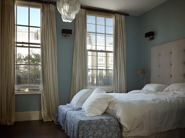 londyński dom kojarzy się ze stylowymi, ciężkimi meblami, obfitością wzorzystych tkanin i natłokiem ( w odczuciu...